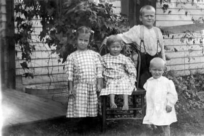 Childrens Clothes in 1915 | Childrens clothes, Pioneer clothing .